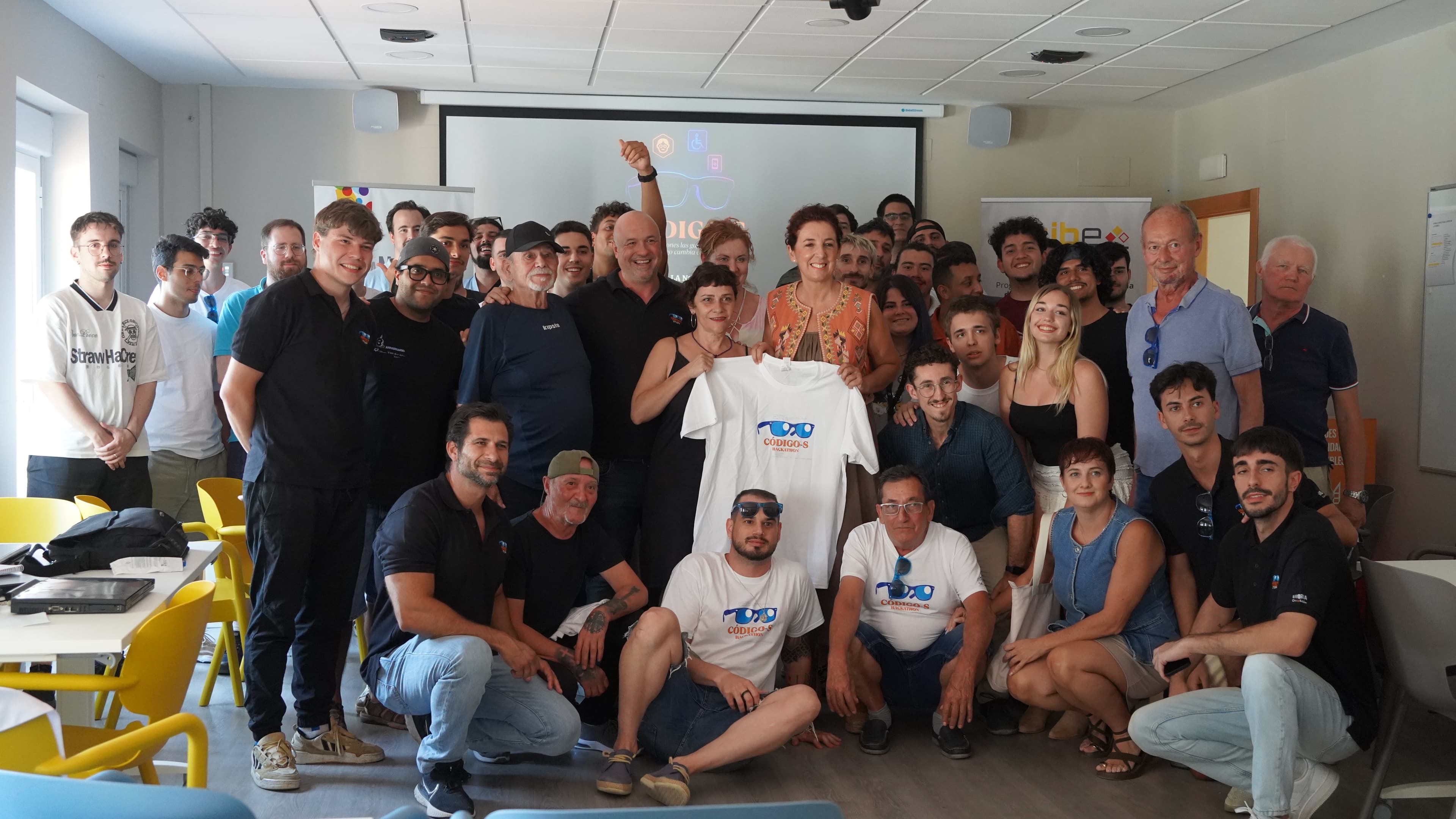 Foto de grupo del hackathon Código a Ojos Cerrados